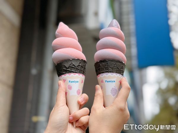 ▲▼全家草莓優格霜淇淋升級回歸、日本巨峰葡萄新口味開吃 。（圖／記者蕭筠攝）