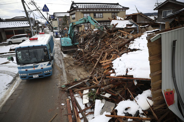 ▲▼日本石川縣株洲市因強震導致房屋倒塌，重型機械正清除道路碎片。（圖／達志影像／美聯社）