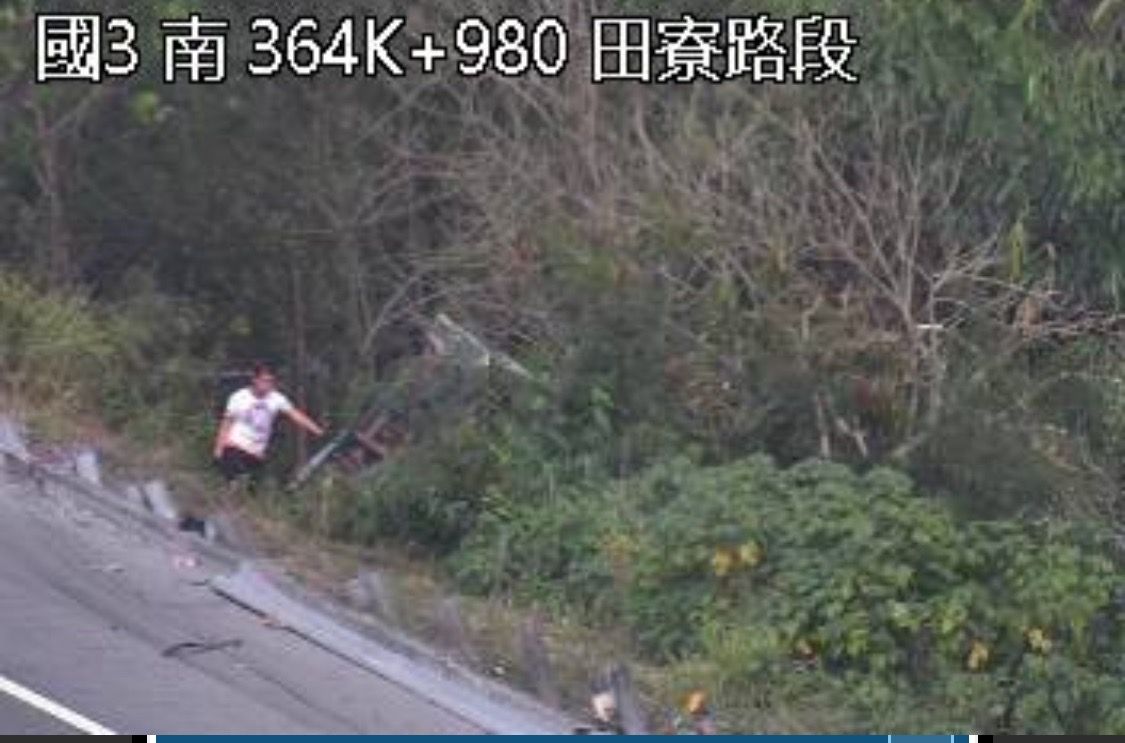 ▲▼         國三北田寮段遊覽車翻落邊坡，1人受困    。（圖／記者吳世龍翻攝）