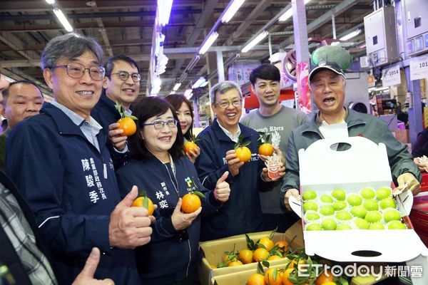 ▲行政院長陳建仁（右三）視察年前蔬果漁市交易情形。（圖／農業部提供）