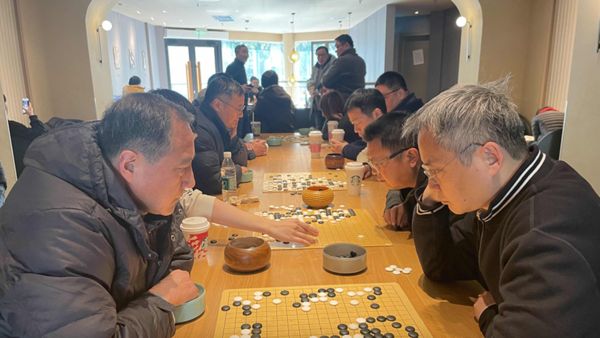 ▲▼上海「圍棋迷」佔領星巴克！多人「沒點餐」從早下到晚。（圖／翻攝微博）