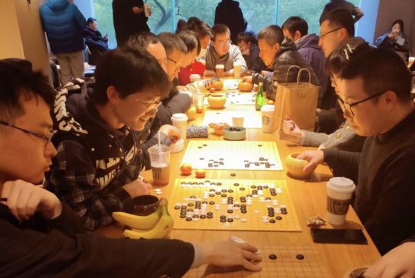 ▲▼上海「圍棋迷」佔領星巴克！多人「沒點餐」從早下到晚。（圖／翻攝微博）