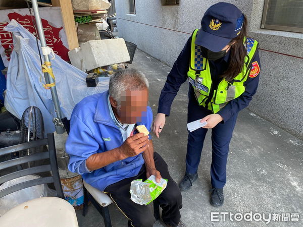 ▲▼   失明老翁迷路 水上暖警助返家  。（圖／水上分局提供）