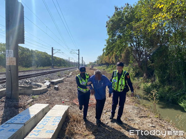 ▲▼   失明老翁迷路 水上暖警助返家  。（圖／水上分局提供）