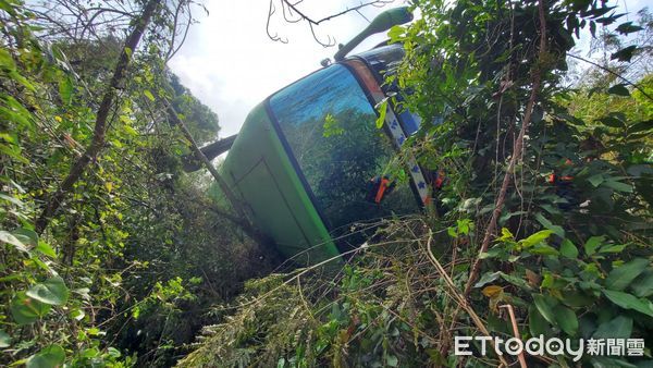 ▲國三北上364公里台南關廟段，30日中午發生遊覽車衝落邊坡翻車，台南、高雄消防局出動消防人車搶救受困駕駛座意識不清的司機中。（圖／民眾提供，下同）