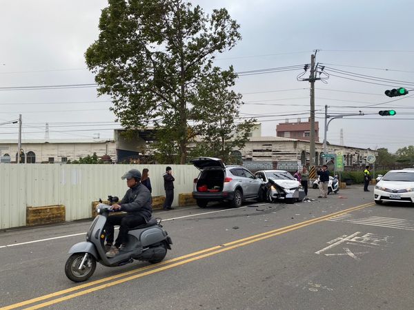 ▲女駕駛逆向撞對向車釀2傷。（圖／民眾提供）