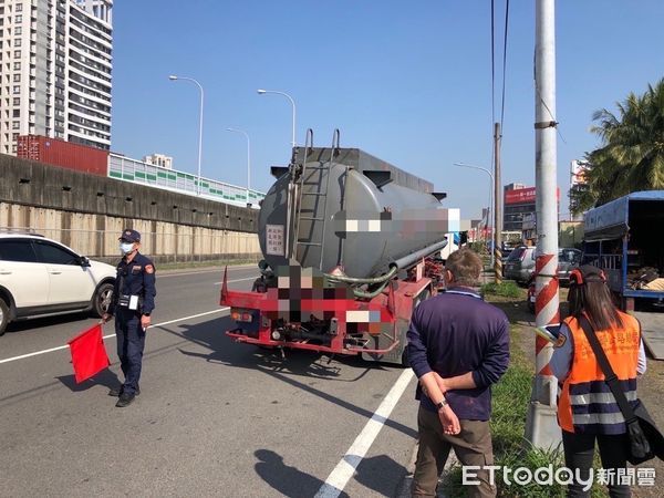 ▲▼高市警察局為防制大型重車事故發生，針對預拌混凝土、載運砂石、土方等大型重車有無【依規定裝設行車視野輔助系統】、【超載】、【裝載貨物不穩妥或脫落】等交通違規，強化攔檢稽查。（圖／記者吳世龍翻攝）