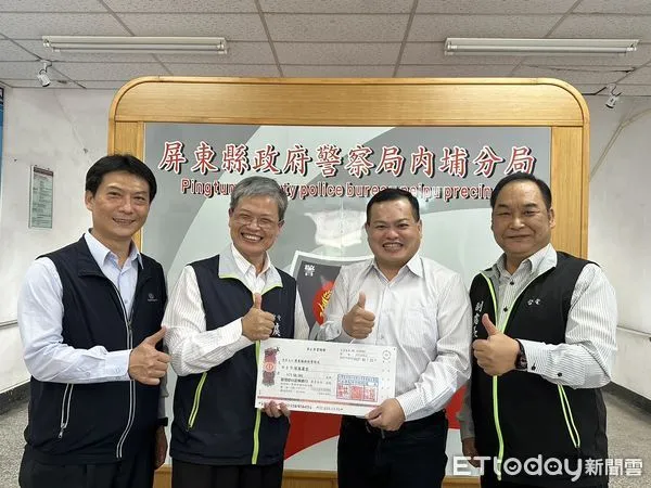 ▲台電屏東區處饒祐禎處長（中左）頒獎感謝內埔警分局，由分局長郭譯隆代表接受（中右）             。（圖／記者陳崑福翻攝）