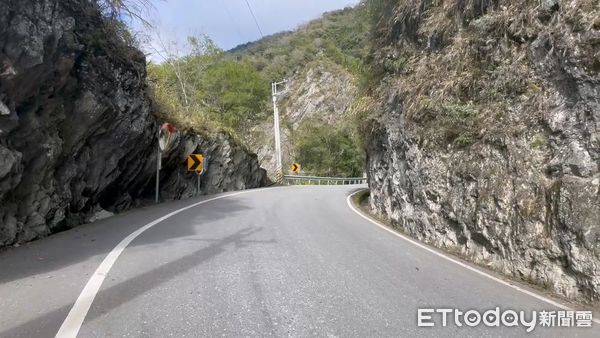 ▲▼中橫公路有落石。（圖／記者王兆麟翻攝）