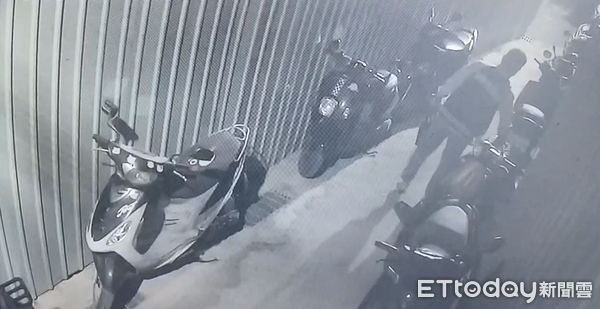 ▲陳男撬開機車椅墊，偷取車廂內錢包。（圖／記者陸運陞翻攝）