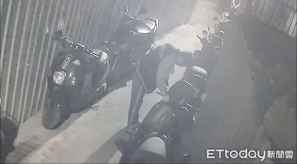 ▲陳男撬開機車椅墊，偷取車廂內錢包。（圖／記者陸運陞翻攝）