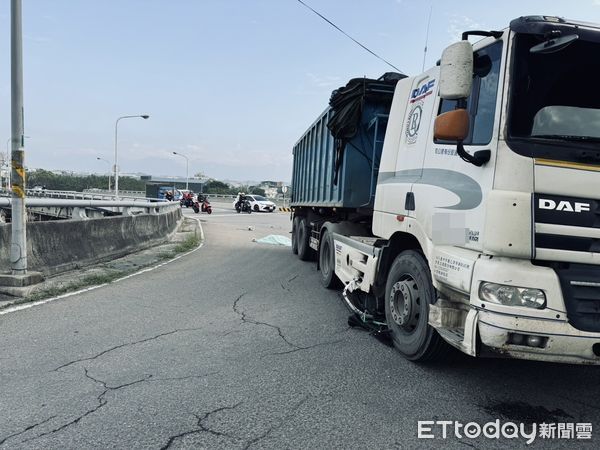 ▲▼苗栗造橋30日下午一部右轉彎聯結大貨車年壓直行腳踏車，腳踏車女騎士當場死亡。（圖／記者蔡文淵翻攝）