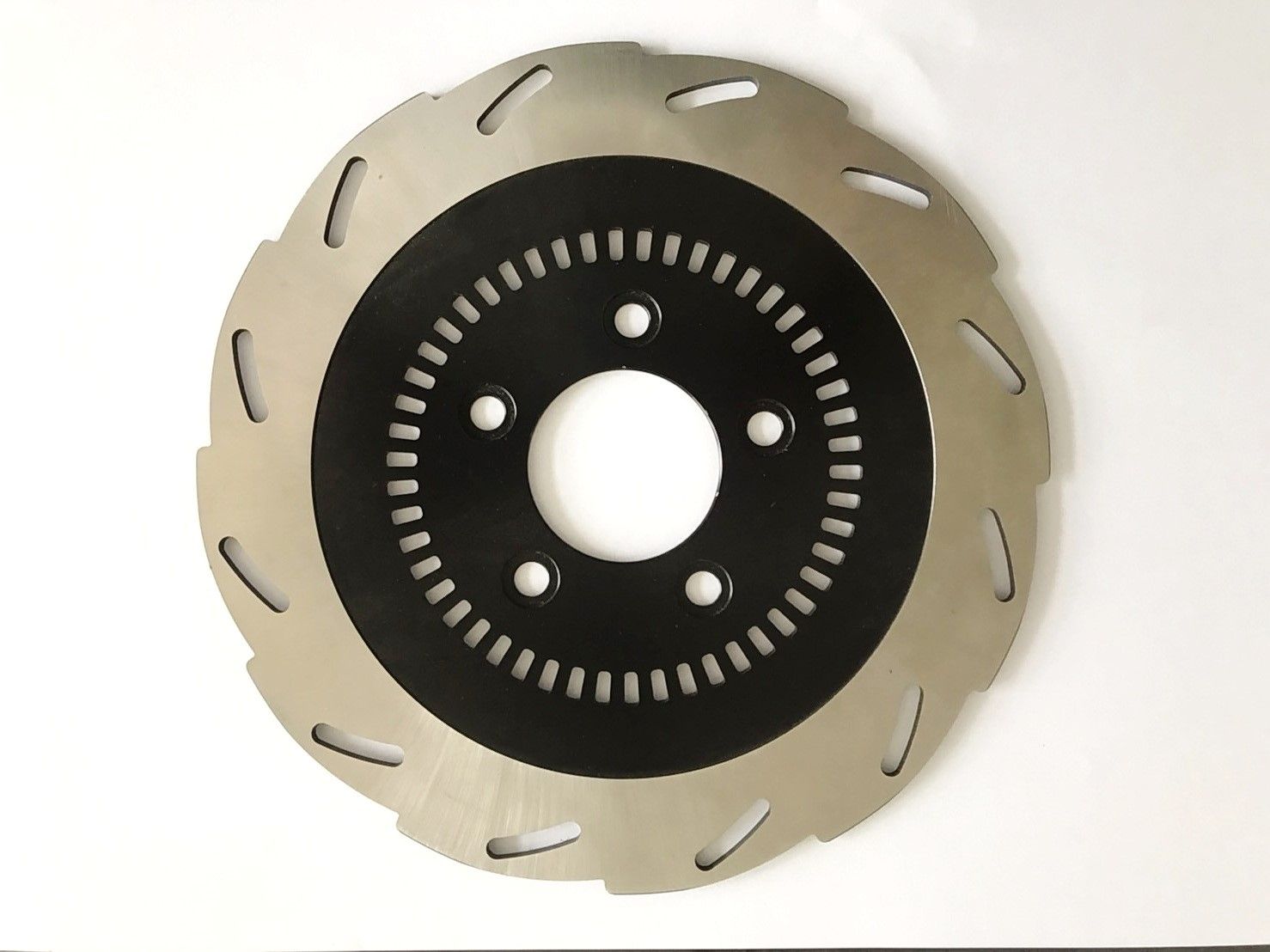 ▲▼至興精機公司應用中鋼感應加熱模淬技術進行產製的煞車碟盤產品。（圖／至興提供）