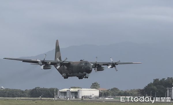 ▲空軍C-130H機低空慢飛。（圖／記者蘇晏男攝）