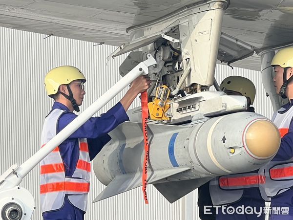 ▲空軍在P-3C反潛機掛載小牛飛彈，此部分為插入安全銷的最後階段。（圖／記者蘇晏男攝）