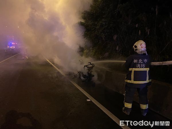 ▲▼瑞芳台62甲火燒車！男騎士突遇起火　黃牌重機燒成廢鐵。（圖／記者郭世賢翻攝）