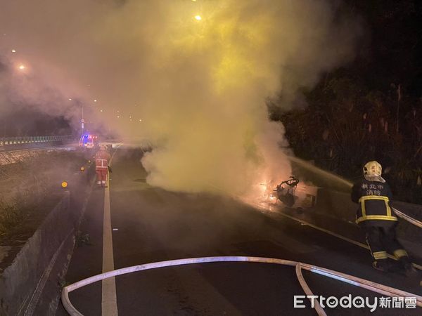 ▲▼瑞芳台62甲火燒車！男騎士突遇起火　黃牌重機燒成廢鐵。（圖／記者郭世賢翻攝）