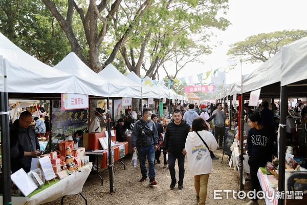 ▲▼ 2024嘉有好市集年貨大街 民眾開心領龍年紅包   。（圖／嘉義縣政府提供）