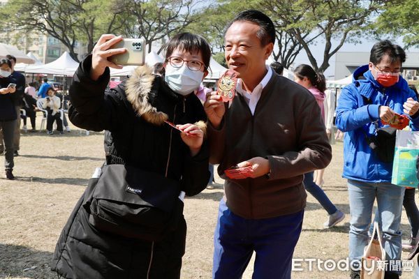 ▲▼ 2024嘉有好市集年貨大街 民眾開心領龍年紅包   。（圖／嘉義縣政府提供）