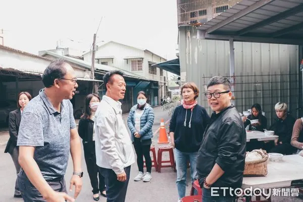 ▲▼   金馬導演陳玉勳新片「大濛」來嘉取景 翁章梁備美食暖心探班   。（圖／嘉義縣政府提供）