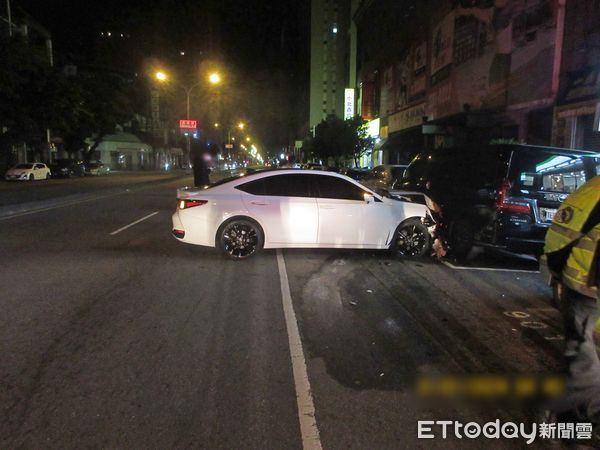 ▲▼凌志男右偏猛撞併排BMW...再撞高級商務車！一場車禍3車身價600萬。（圖／記者許權毅翻攝）