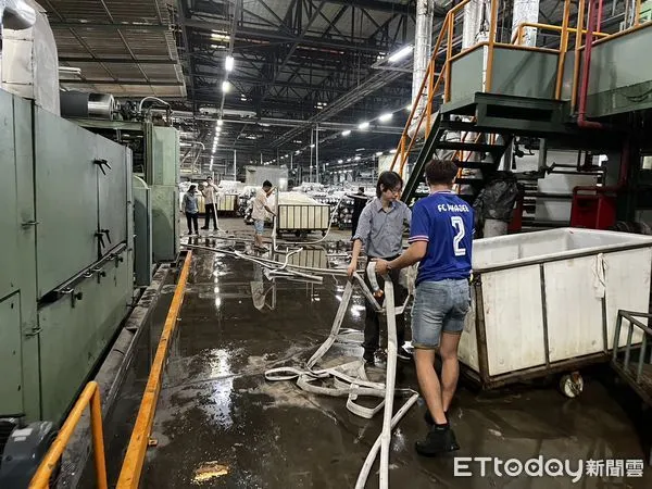 ▲台南市官田工業區發生一起紡織工廠火警，廠內員工在消防隊抵達前便啟動自衛消防編組，火勢在消防隊到達前就已由員工撲滅，無人員傷亡。（圖／記者林東良翻攝，下同）