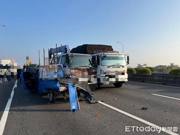 ▲國道1號南向300.7公里，31日上午發生自小貨車疑因變換車道不當擦撞行駛於中線車道之自小客車，造成5車追撞事故，幸無人員受傷。（圖／記者林東良翻攝，下同）