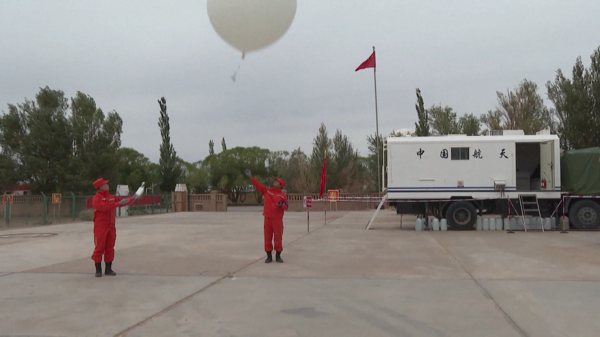 ▲大陸太空人返回地球前，工作人員釋放氣象氣球監測環境。（圖／CFP）