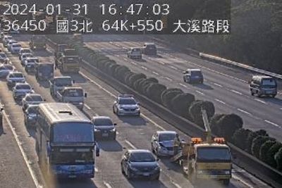 快訊／國3北64.5K「4車追撞」！占內線回堵5公里　警消拖吊中