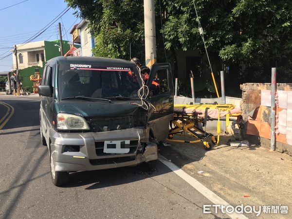 ▲一對老夫妻開車自撞路邊車輛一度受困，救出後送醫             。（圖／記者吳世龍翻攝）