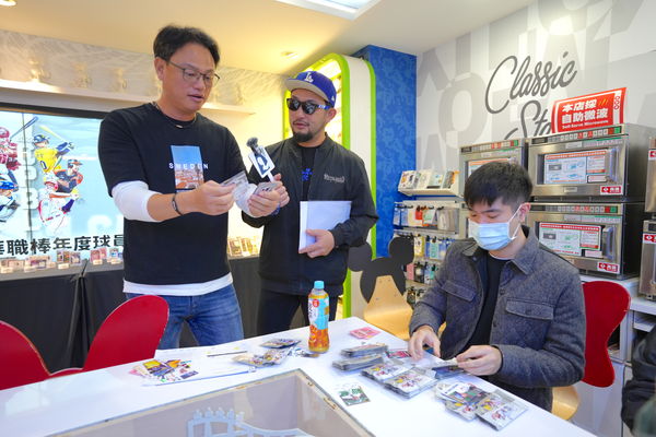 ▲2022中華職棒年度球員卡正式發行            。（圖／中華職棒提供）