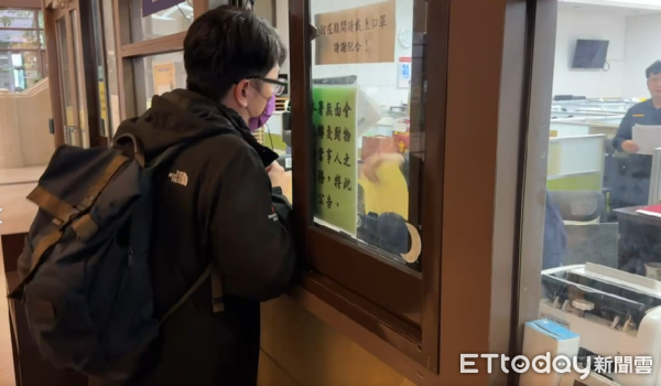 ▲▼         替樂天女孩私接商演，浦韋青交保快步離開地檢署    。（圖／記者陳以昇攝）