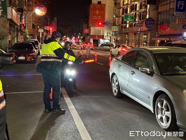 ▲台南市警察局副局長王文澤31日代表出席獲頒內政部警政署2023年「防制酒後駕車工作督導考核計畫」評比第一名的榮譽。（圖／記者林東良翻攝，下同）