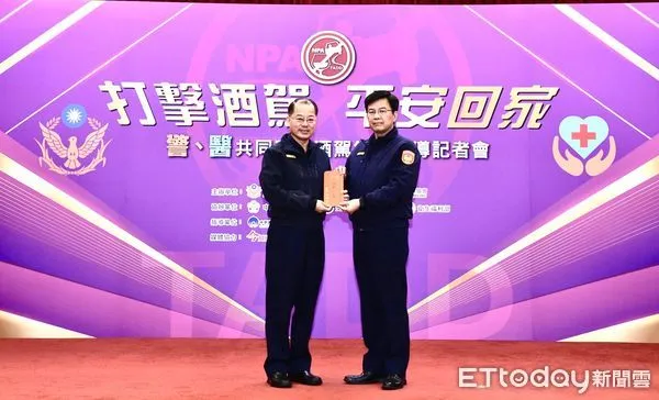 ▲台南市警察局副局長王文澤31日代表出席獲頒內政部警政署2023年「防制酒後駕車工作督導考核計畫」評比第一名的榮譽。（圖／記者林東良翻攝，下同）
