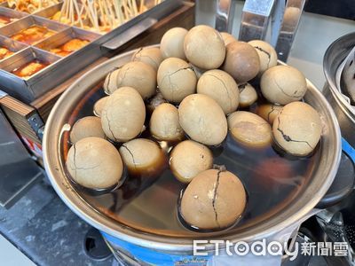 男買茶葉蛋刷不過遭嫌「手機太破」　下一秒8+9暖舉全網感動