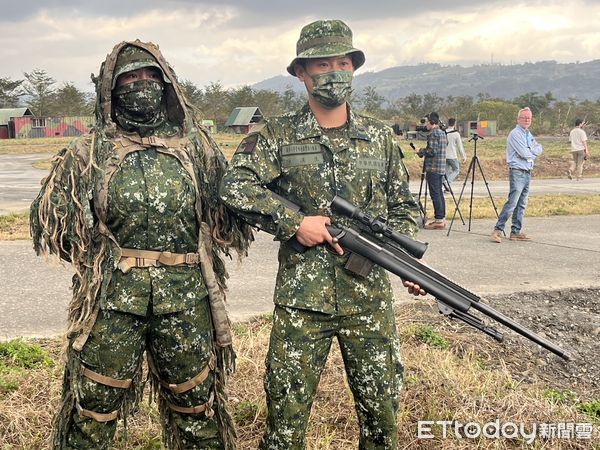 ▼陸軍東指部狙擊手夫妻檔。（圖／記者蘇晏男攝）