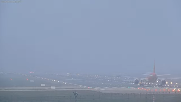 ▲▼桃園濃霧影響班機起降。（圖／翻攝桃園國際機場飛機起降即時影像） 