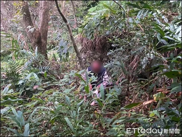 ▲▼ 員警在邊坡不遠處草叢裡找到老翁，幸好沒有發生重大意外。（圖／記者黃彥傑攝）