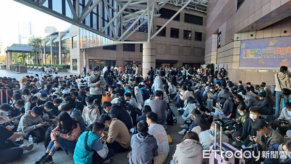 [新聞] 台北動漫節開幕萬人擠爆世貿繞一圈 主辦