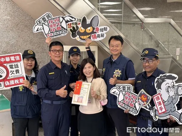 ▲內埔警分局副分局長吳政杰率同偵查隊長李正方到華南銀行內埔分局向行員致謝             。（圖／記者陳崑福翻攝）