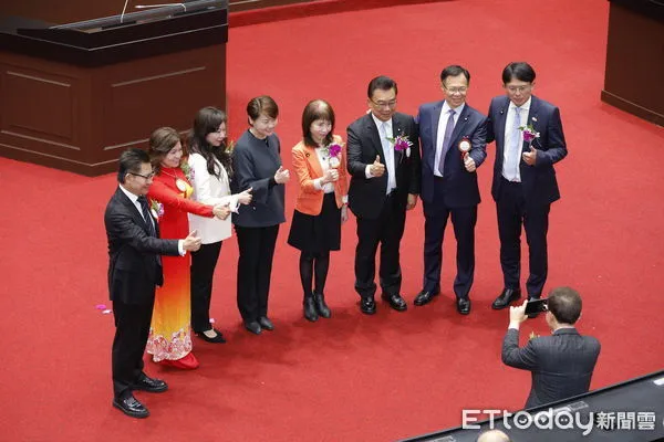 ▲▼第十一屆新國會今（1）開議，民眾黨八名新科委員拍團體照。（圖／記者湯興漢攝）