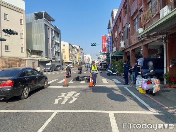 ▲台南市東區崇善路於1月31日上午發生一起機車與行人碰撞車禍，機車騎士與跨越車道的老婦發生碰撞，造成機車人車倒地，騎士受傷送醫，老婦卻無受傷。（圖／記者林東良翻攝，下同）