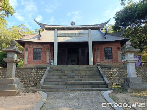 ▲▼通霄虎頭山半山腰的日本神社，建築物保存狀況還算良好，拜殿屋頂上還嵌有中華民國國徽標誌，呈現日治時期以及中華民國政府兩種政權的交替痕跡。（圖／記者蔡文淵攝）