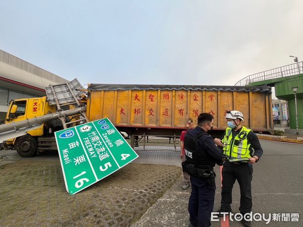 ▲▼苗栗聯結車失控衝對向車道。（圖／記者蔡文淵翻攝）