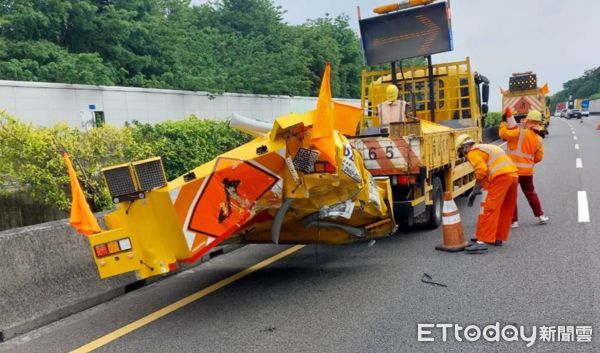 ▲▼112年5月11日下午，國道1號南向127.5K苗栗頭屋路段，一部自小客車追撞施工緩撞車後還起火燃燒，肇事駕駛自述因為當時開啟自動駕駛功能還邊講電話，才不小心釀成追撞。（圖／記者蔡文淵翻攝）