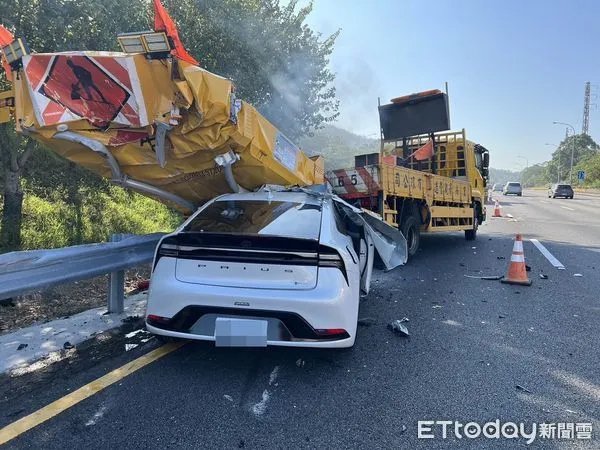 ▲▼緩撞車可以防護高速公路上作業人員的安全，高公局統計，去(112)年有121件緩撞車遭撞事故，其中有77件、63.6%肇事車輛疑似使用自動輔助駕駛系統。（圖／記者蔡文淵翻攝）