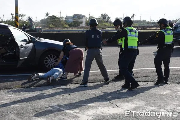 ▲台東警察分局，實施防搶演練及攔截圍捕。（圖／記者楊漢聲翻攝）