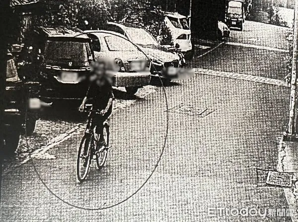 ▲▼監視器拍下竊賊騎腳踏車             。（圖／記者陳以昇翻攝）