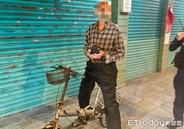 ▲▼失智阿伯騎單車迷路，員警引導他返家             。（圖／記者陳以昇翻攝）