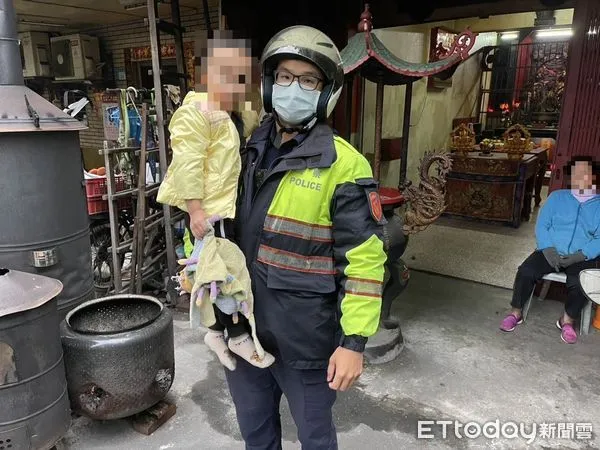 ▲▼土城暖警抱男童送他返家             。（圖／記者陳以昇翻攝）